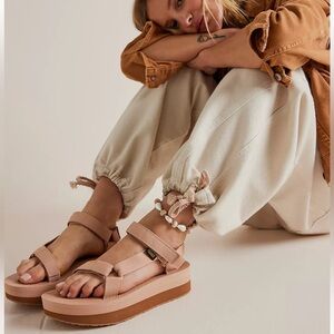Teva Flatform Universal Sandals 
Color: Maple Sugar / Lion